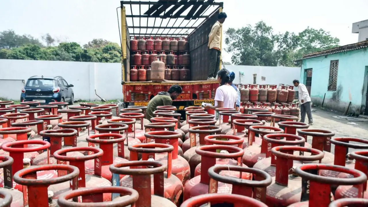 शहर में 25 दिन, गांव में 45 दिन में मिलेगा सिलेंडर — मिट्टी के तेल की भी वापसी, सरकार का बड़ा ऐलान